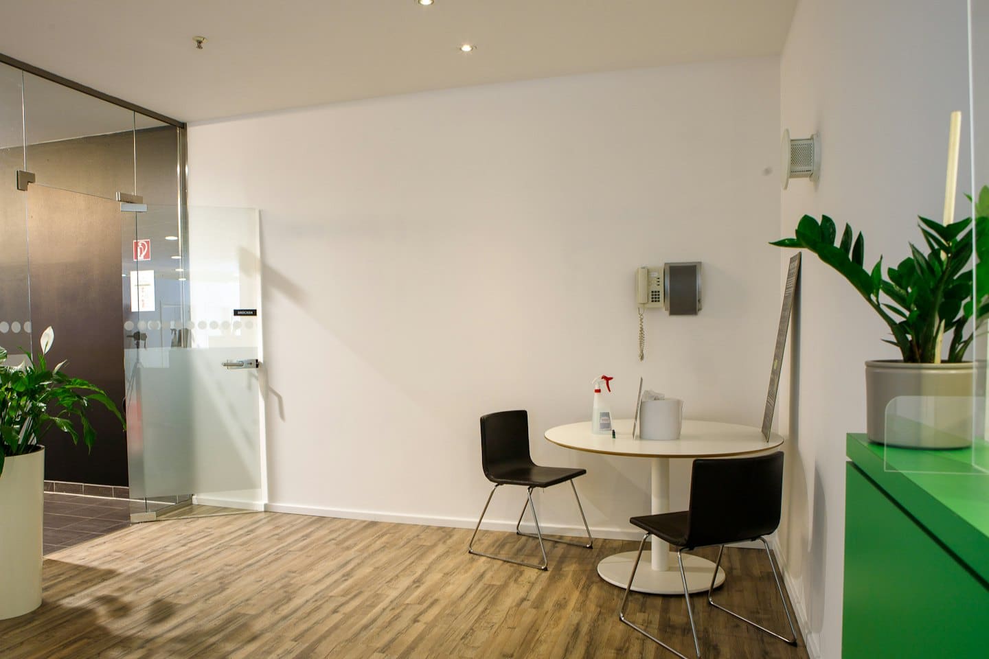 Moderna sala d'attesa di un ufficio con reception e posti a sedere.